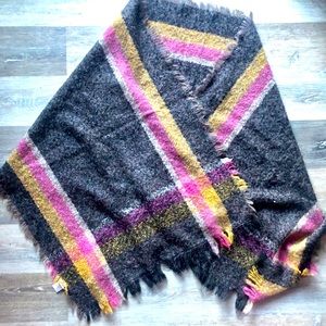 Like-new knitted scarf/wrap